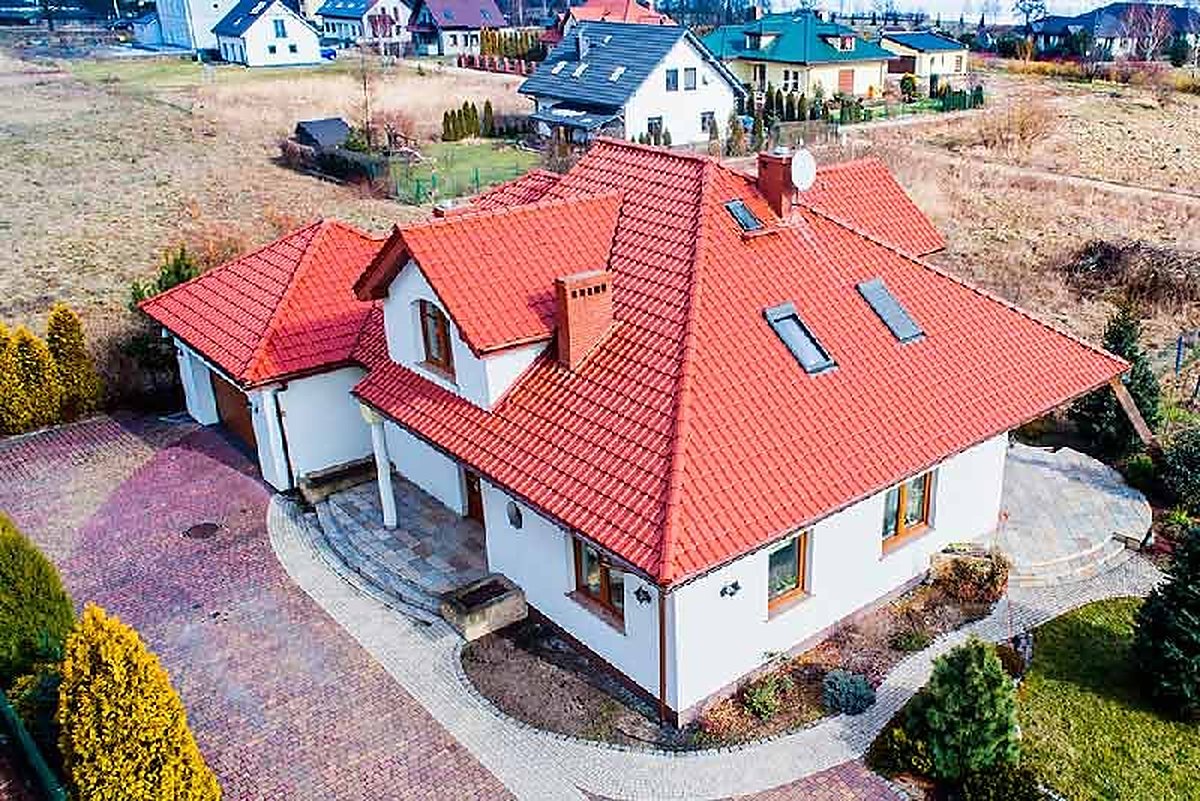 Maison avec toiture en tuiles rouges vue du ciel